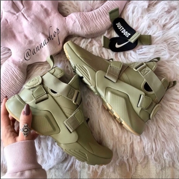 Nike Shoes - NWT Nike Huarache City Rare